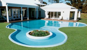 construir una piscina con jardín en Isla